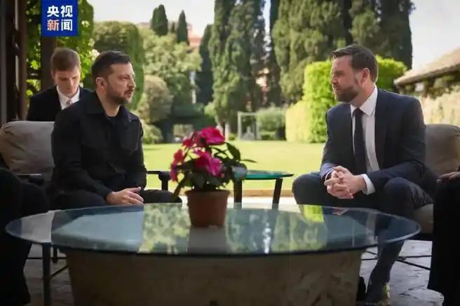 就在刚刚美副总统与泽连斯基进行了通话不出意外，俄乌冲突将会在这几日迎来关键转