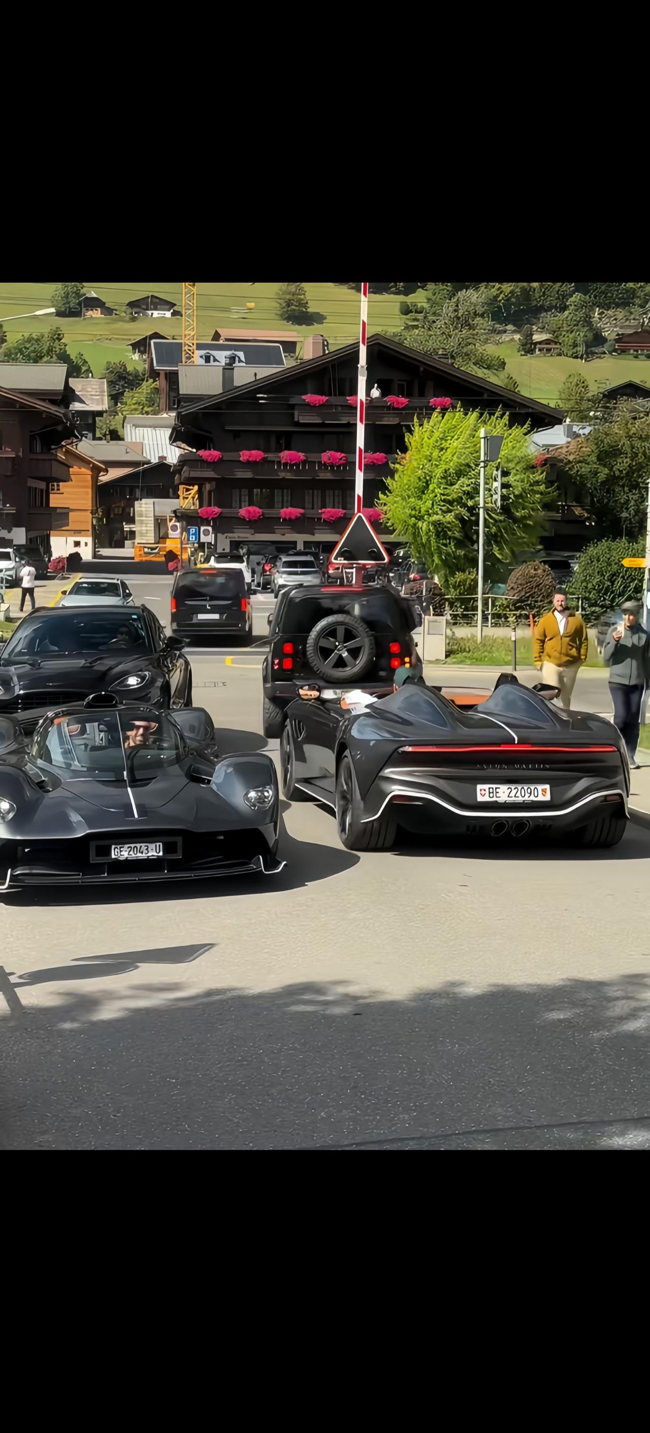 瑞士🇨🇭街头惊现两台顶级神车astonmartin阿斯顿马丁valkyri