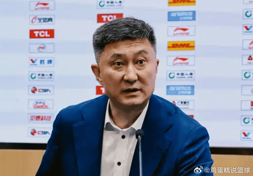 CBA广东男篮主帅接受媒体采访，当被问及陈家政是否会获得更多机会，杜锋反问：把