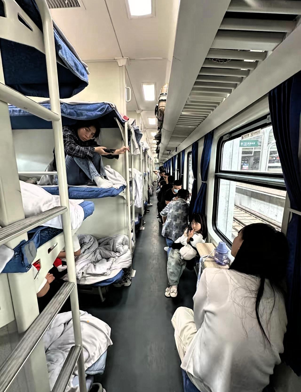 前几天侄女过年回家，特意提前抢了火车下铺。结果一上车，就有一家三口过来，说带孩子