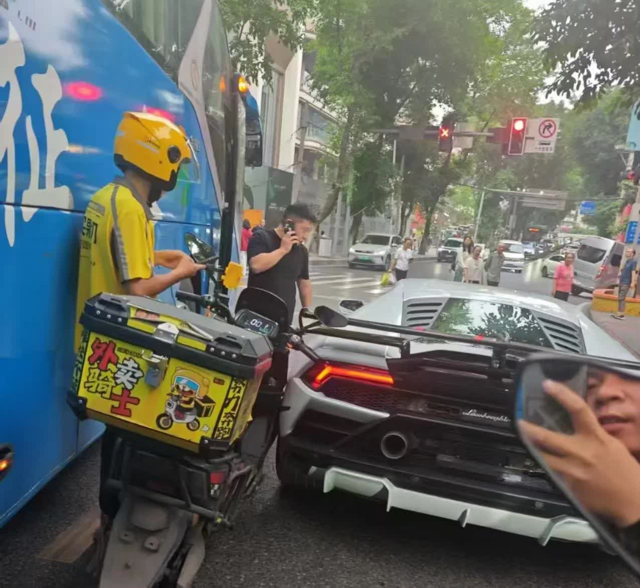骑手见缝插针，和豪车发生剐蹭！这车在易车识别，识别结果为兰博基尼！将近三