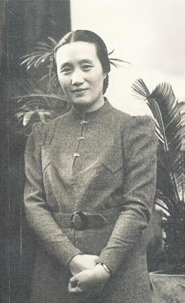 1925年，连生4女的董竹君，为圆丈夫儿子梦，冒死怀第5胎。她肚大肥圆，爱吃辣椒