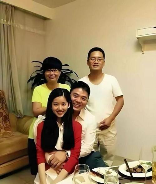 感觉章泽天已经躺平了，生了3个孩子傍身后，她就经常出去旅游，似乎很久都没跟刘强东