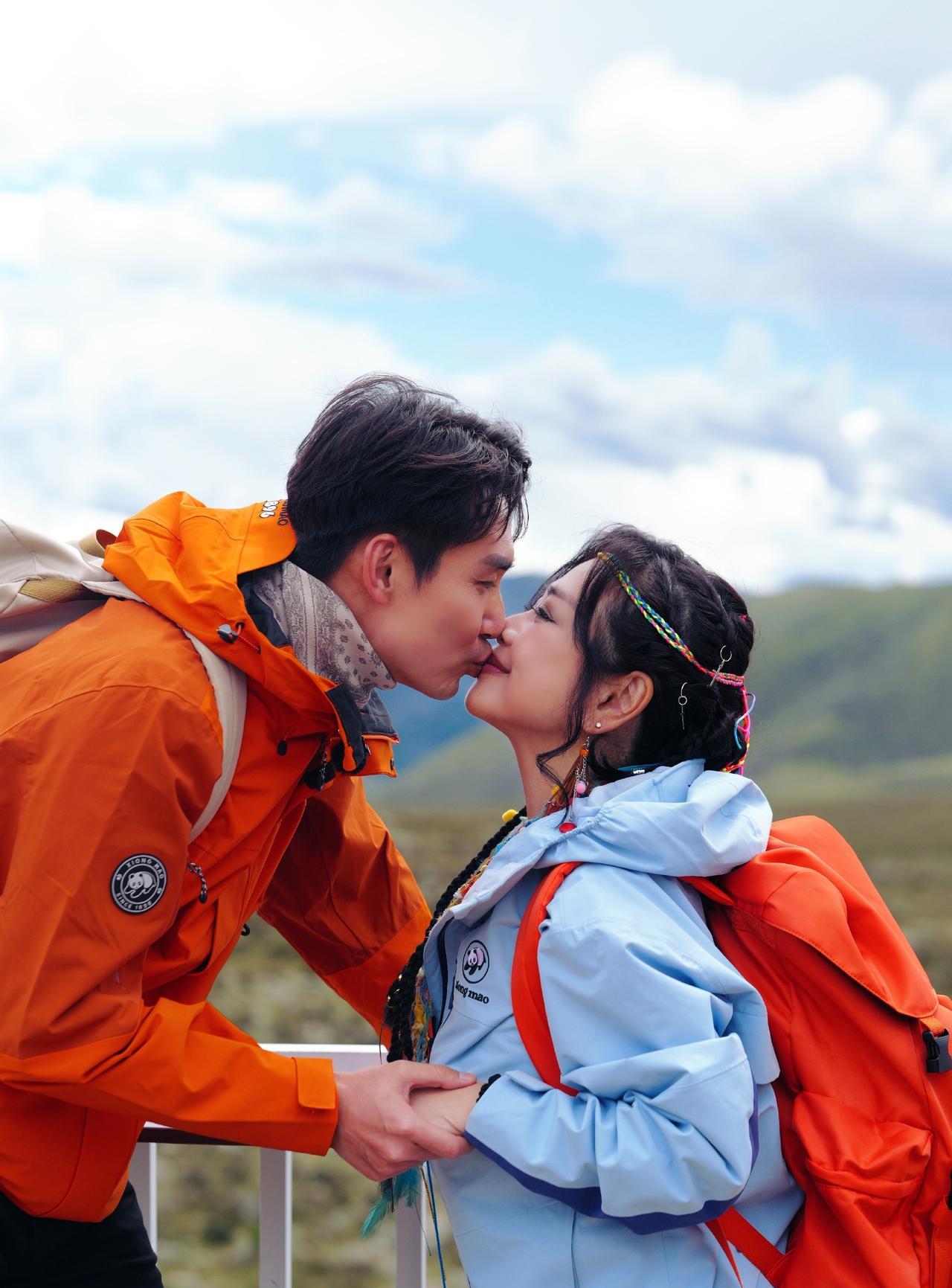 这一对打了圈内90%中年夫妻的脸！每次同框都难掩幸福感，还男帅女美，太过养眼又般