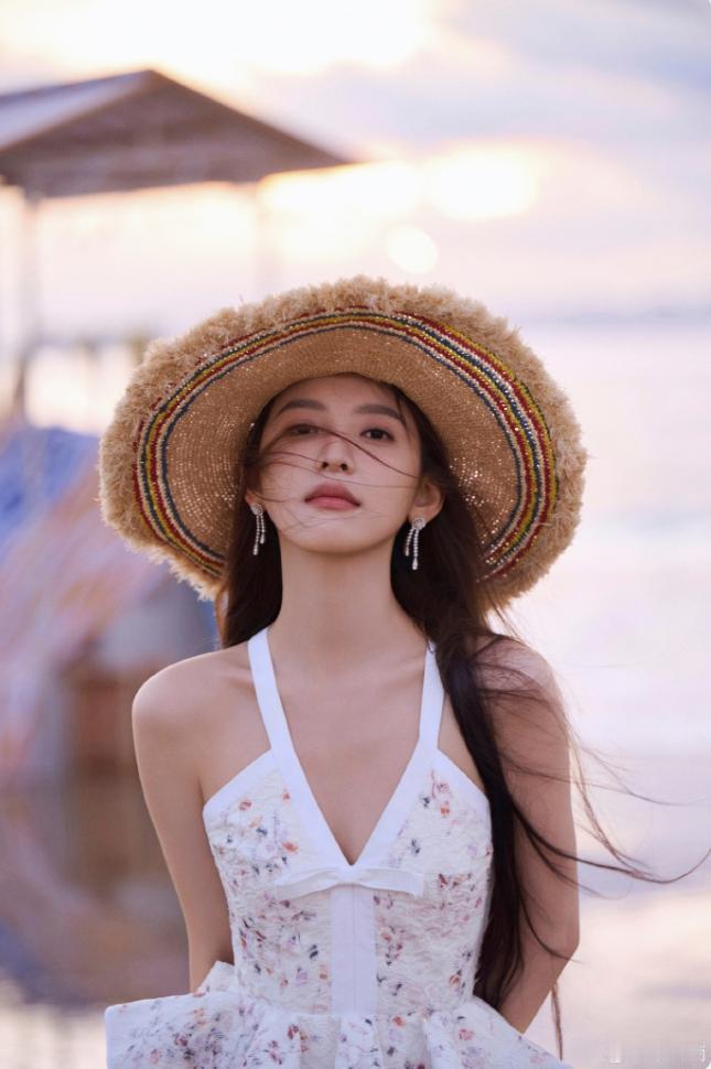 章若楠和张婧仪VOGUE出片太优越了真美女就是不一样，一个清新治愈，一个妩媚性