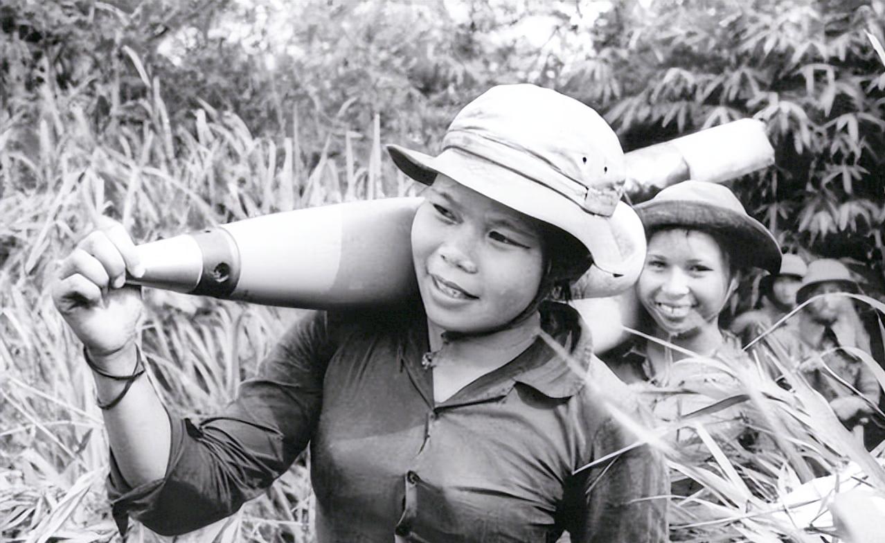 70年代越南，一名身材妖娆的北越女子，正蹲在草丛里小解。640米外，一支狙击