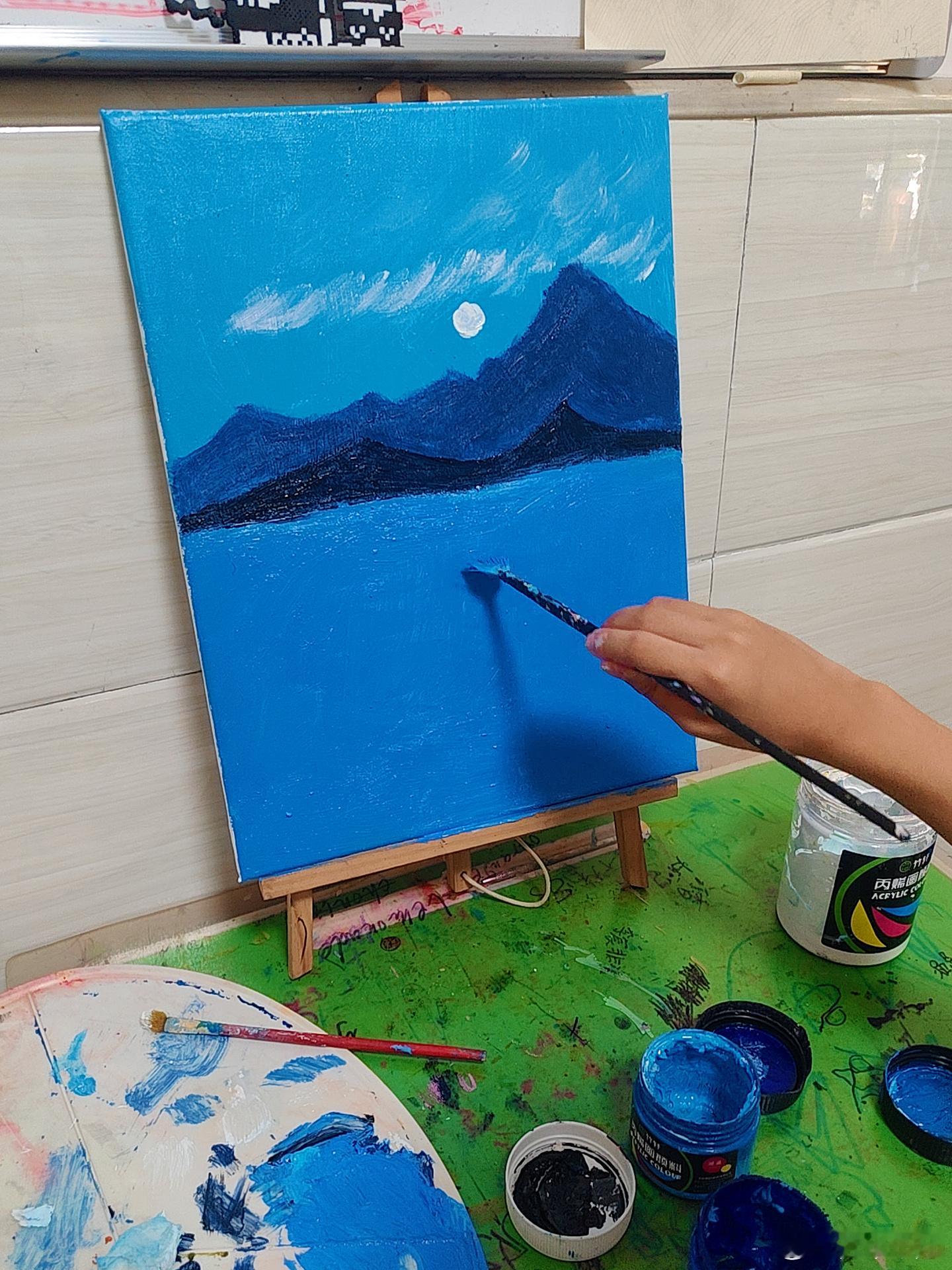 今天下午发生一件大型社死现场，回想起来哭笑不得😅临近放学，有位女士过来接小朋友