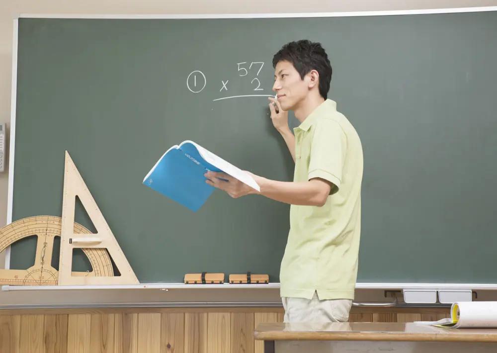 中学吧、可悲的中学时代，误人子弟的中学时代。文革如狂风暴雨，不给你思考，不给你