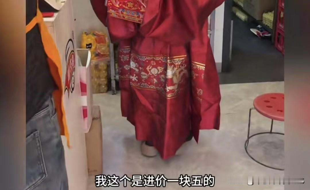 女大学生创业扮财神送贴纸，低情商让人无语她穿着财神服进店，既不笑也不说吉祥