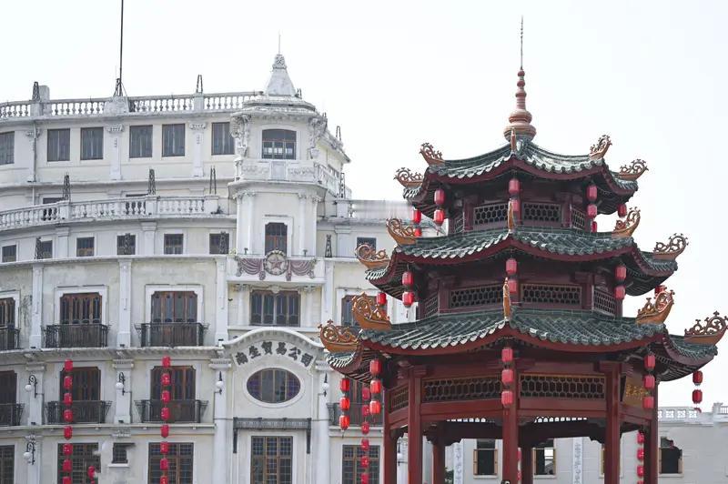 广东汕头民俗活动路训现场，女孩“羽彤”凭温婉古典气质迅速走红。视频里她身着传统服