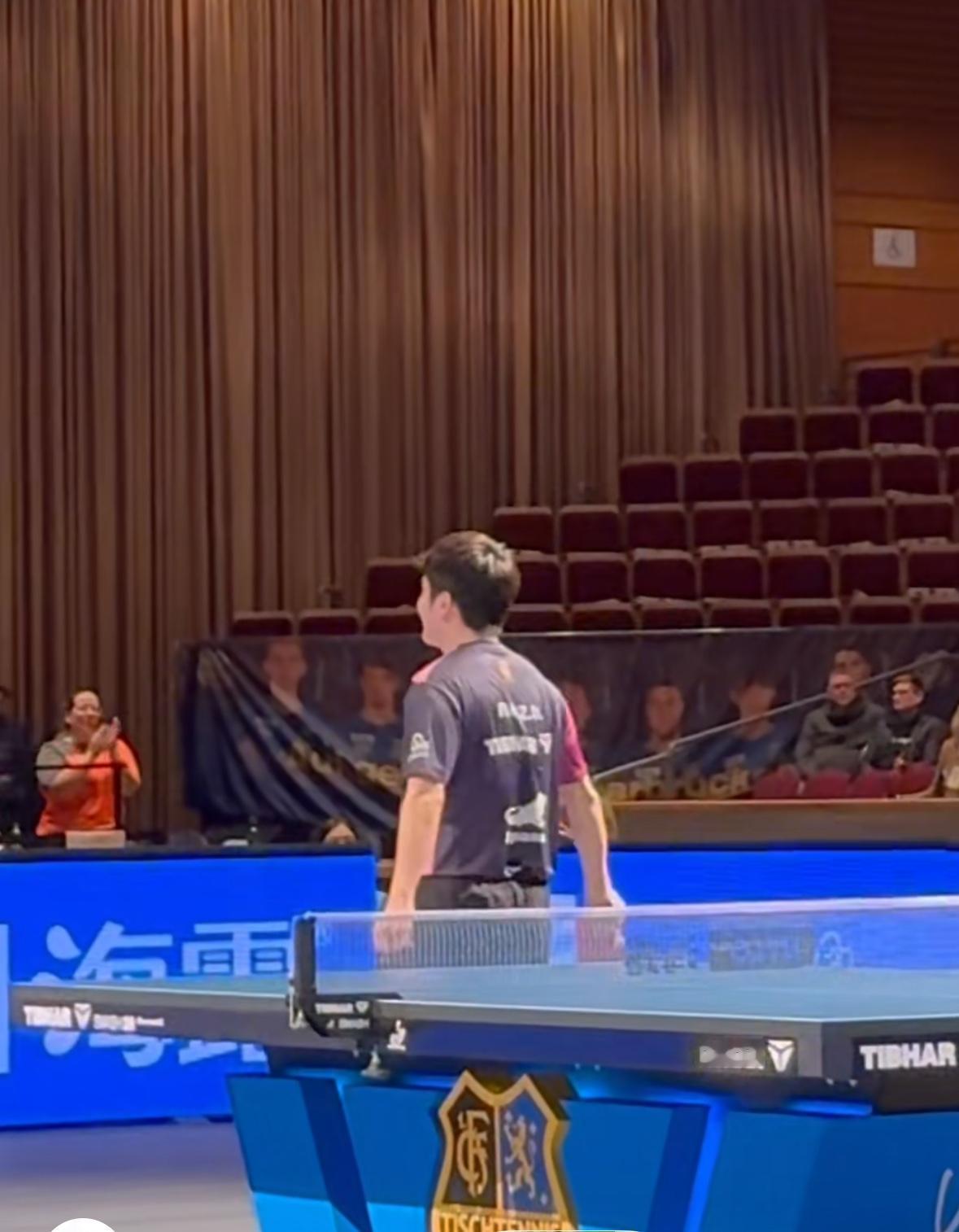 樊振东欧冠首秀——又添新的庆祝动作萌翻全场啊12月20日凌晨，樊振东欧冠首秀