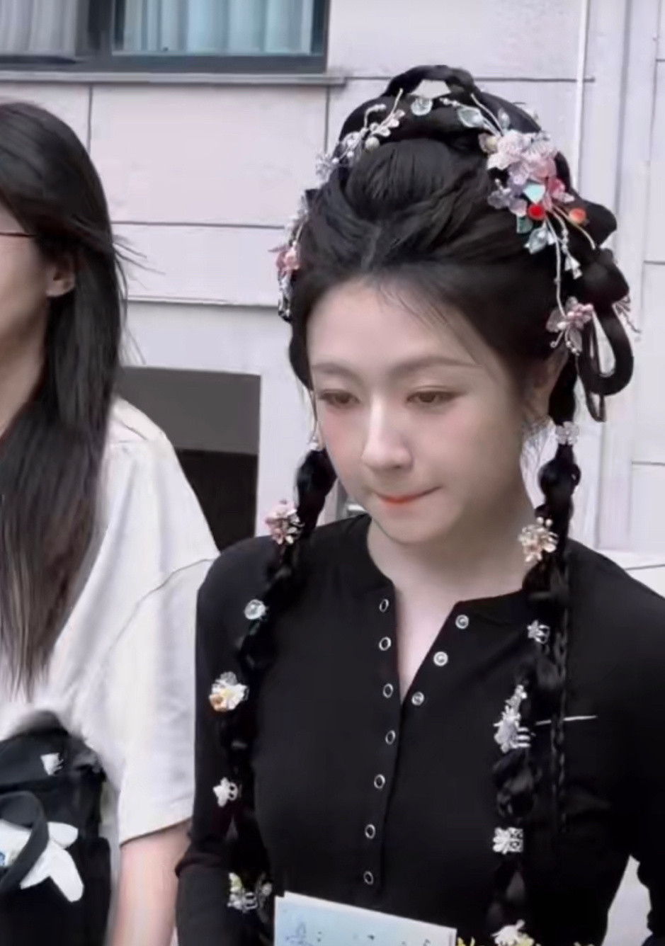 李兰迪《千夜奇谭》千云兮新造型出妆路透，双麻花辫甜美元气少女！​​​