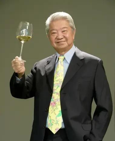 主持人问蔡澜:“追女孩是不是你人生的一大乐事？”蔡澜说:“年轻的时候你还不追，有