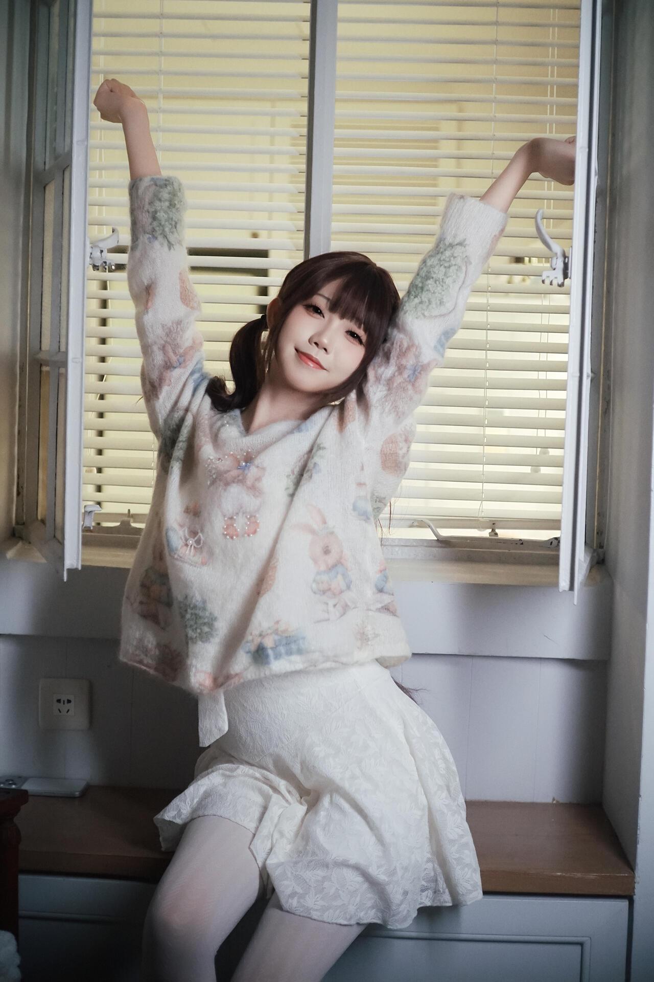 窗前少女笑，花影映窗纱。