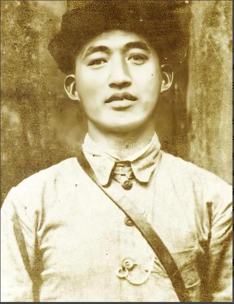 1933年，红25军军长吴焕先率部途经家乡，路上遇到一具尸体，有人翻转身尸体，他