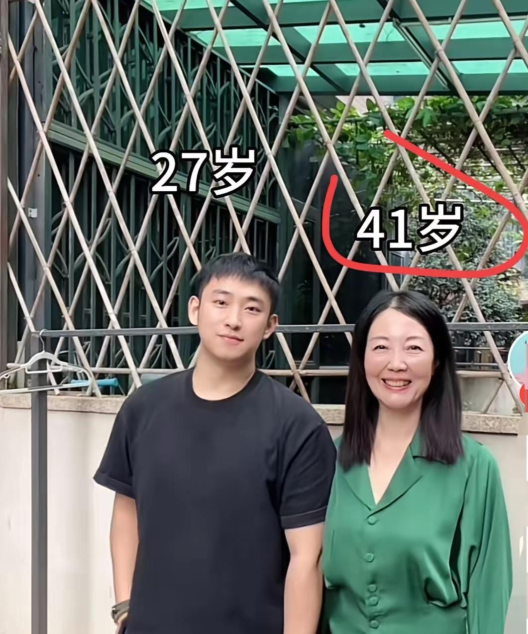 这是一段显而易见的姐弟恋，女子41岁，男子27岁，两人相差14岁，站在一起，宛如