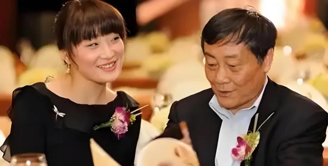 后知后觉从名字来看宗馥莉可能并不是她爹选定的唯一的继承人。大儿子19