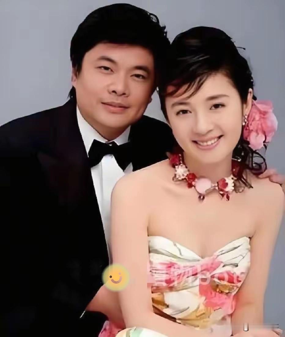 许戈辉与富豪老公丁健大婚照片，知名主持人牵手科技巨头，跨界良缘低调相守。镜头下，