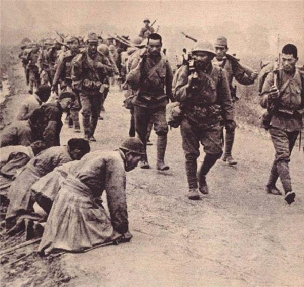 1945年，身着便衣的王云和马红艳正走在土坡上，不料撞见残害百姓后折返的日军，