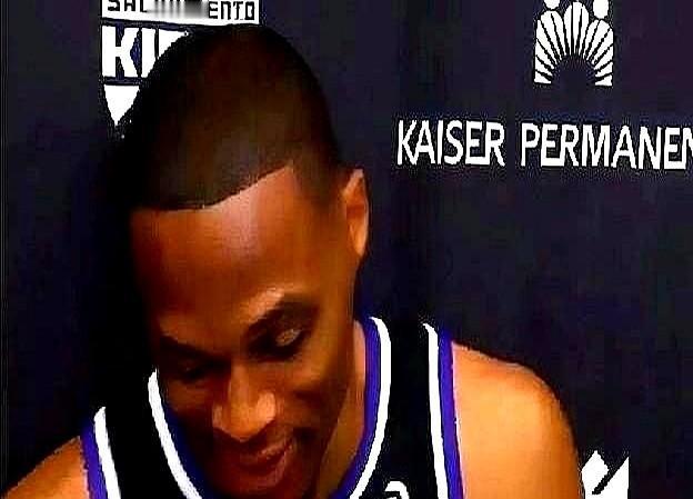 威少这数据够炸吧？场均24分11篮板8助攻，带着国王往季后赛冲呢。可国王管理层不