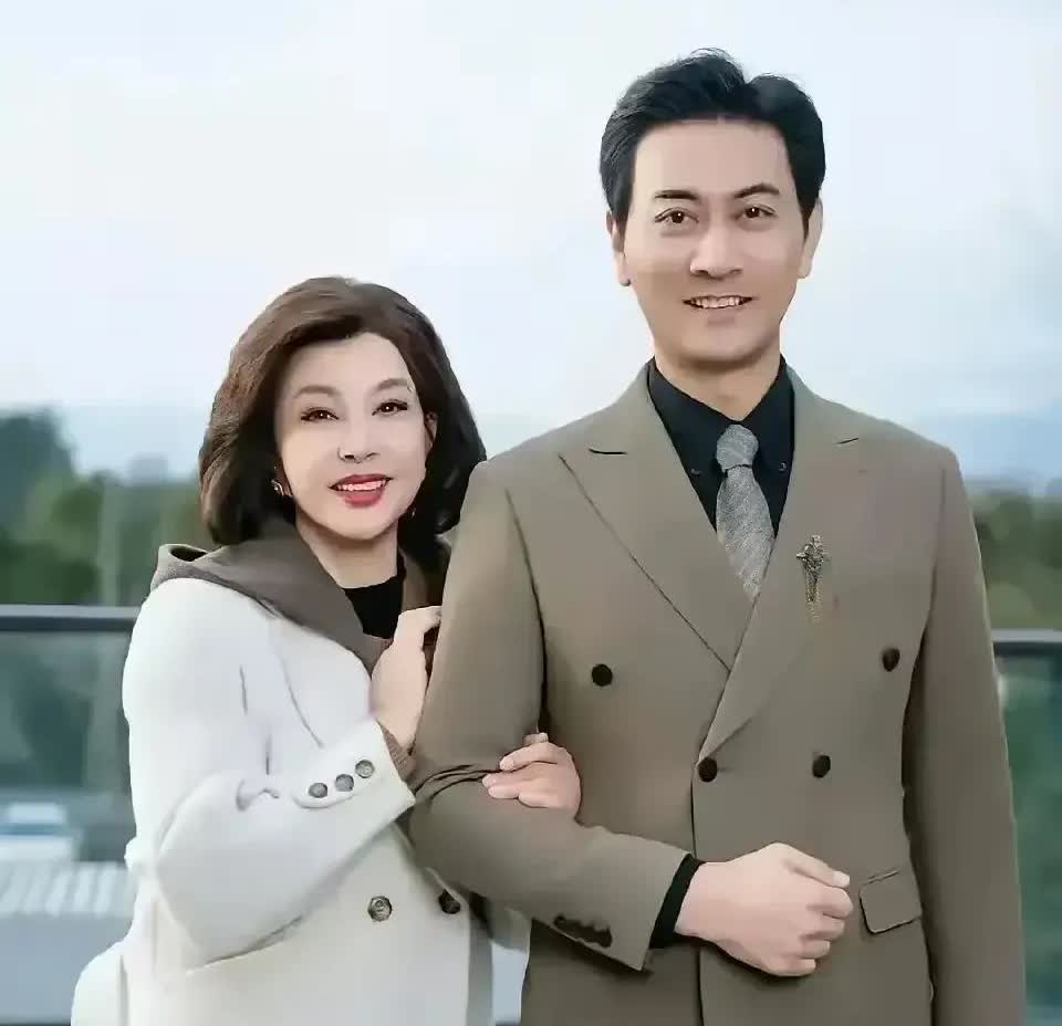 刘晓庆又爆出了一个猛料！这次是关于她颜值的变化——她的五官看起来都发生了不小的变