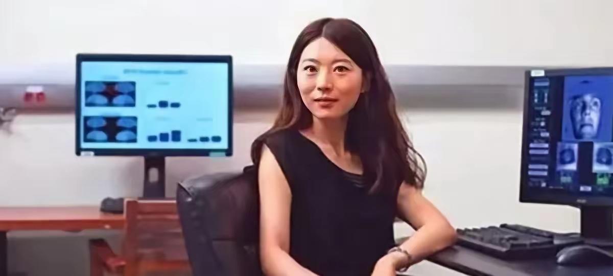 清华状元何碧玉放话“宁在美国翻垃圾也不回国”，郑强教授痛斥：爱国是底线！