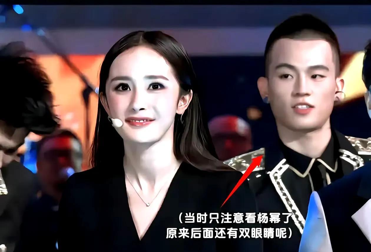 真是从剧里磕到了现实里，杨幂和欧豪直播连线，欧豪说“女神突然躺你炕上”也吓