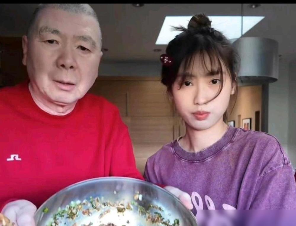 68岁的冯小刚，在洛杉矶机场送19岁的养女上学。一个贴脸蹭脸的动作，炸了。