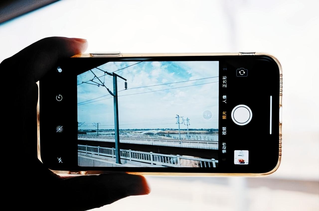 【花大几千买拍照手机，到底值不值？】咱得承认，不管是拍照手机还是专业相机，都