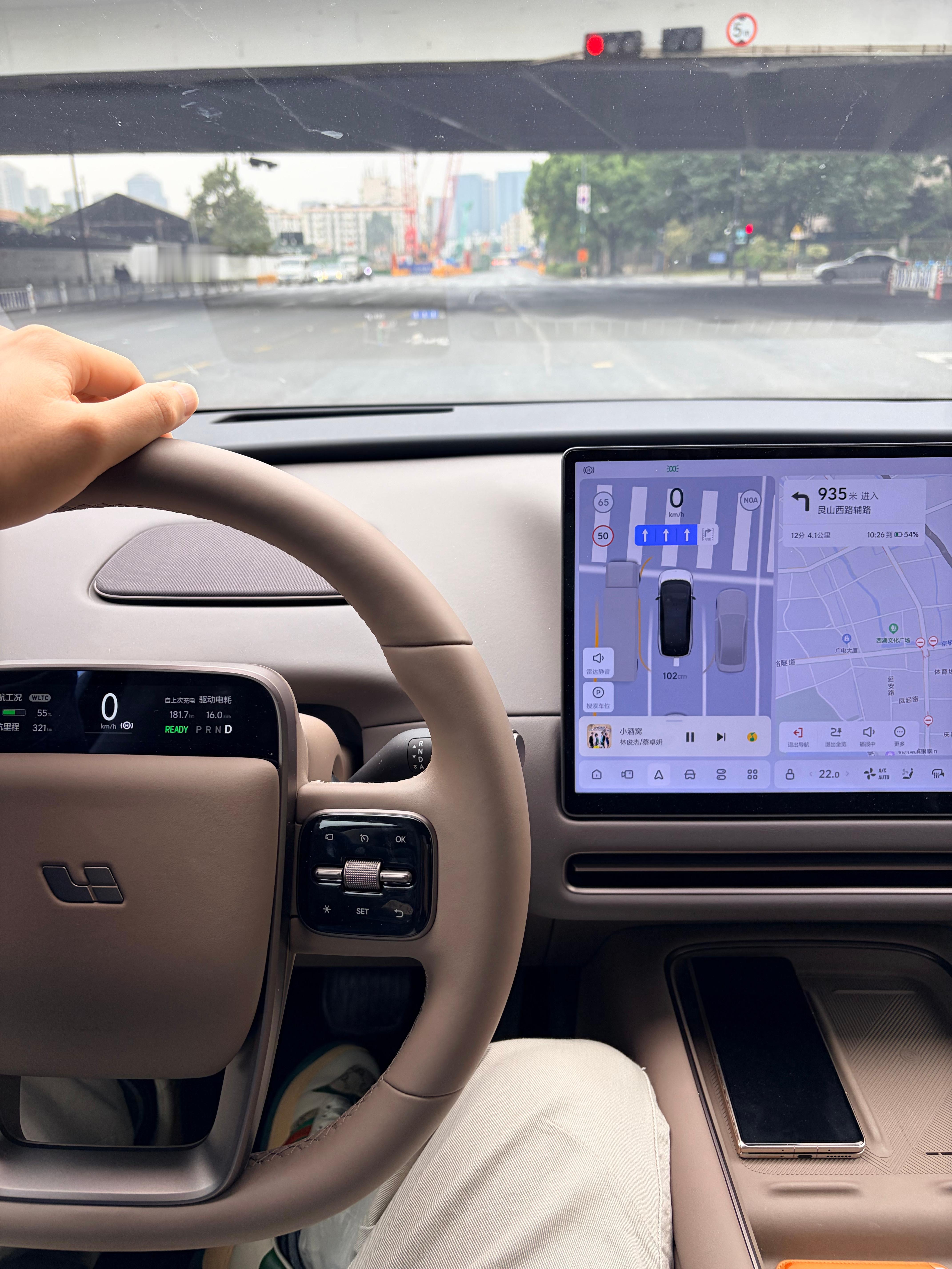 最近一直在开理想i8说真的排除掉智驾/座舱/空间/舒适性冰箱彩电等等配置，光论