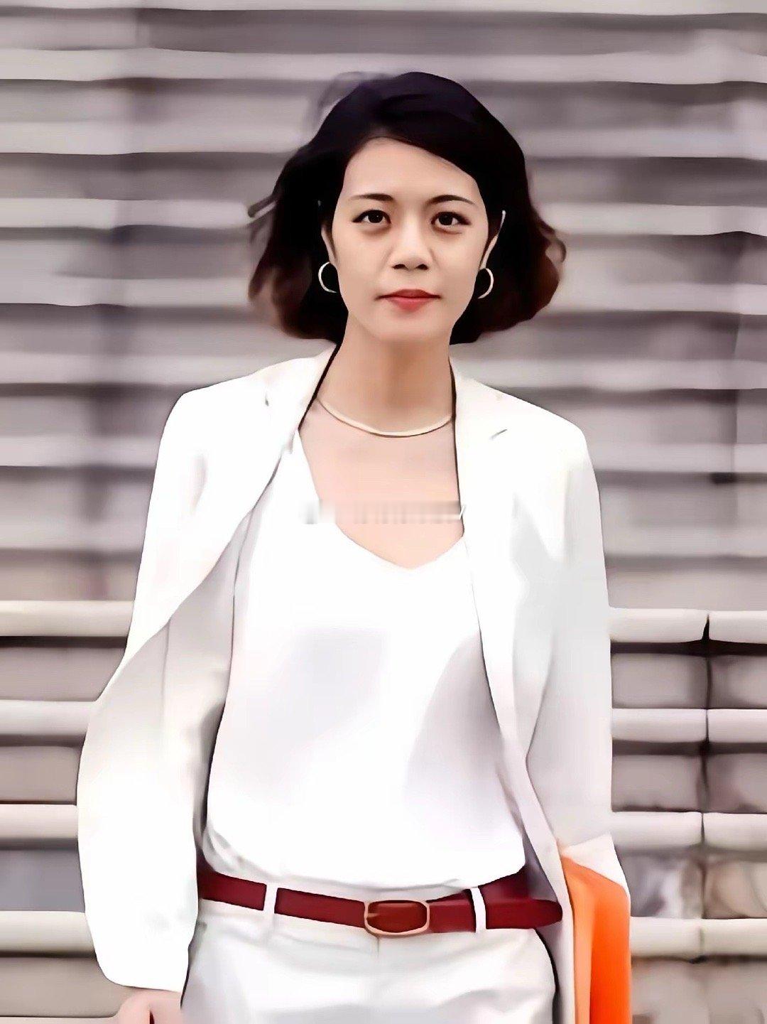 复旦大学教授陈果说：“别天天焦虑这个、焦虑那个了。能拉屎的就是好屁股，能走路的就