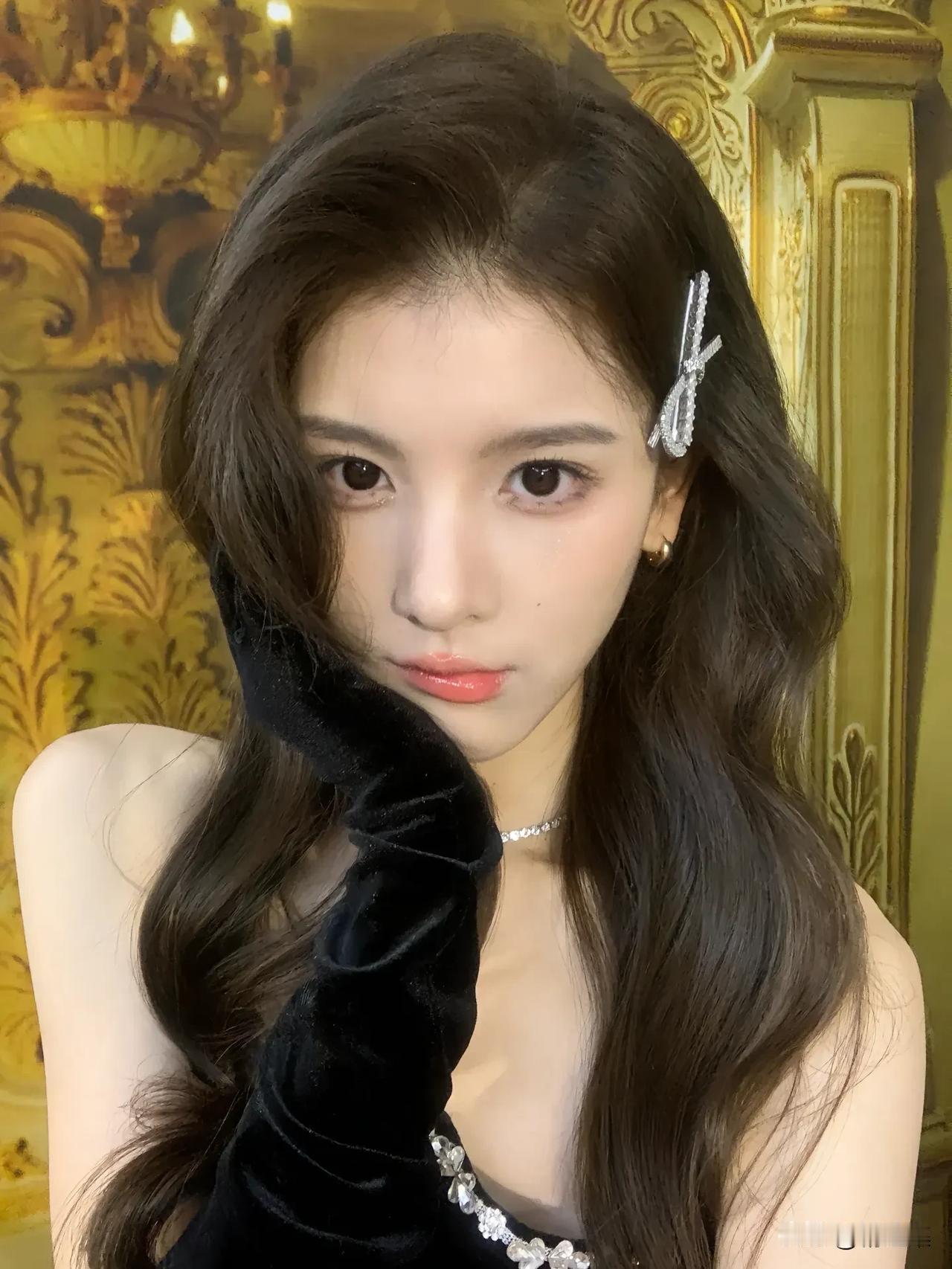 优雅黑丝绒手套，奢华珠宝配饰，复古背景下的时尚大片。