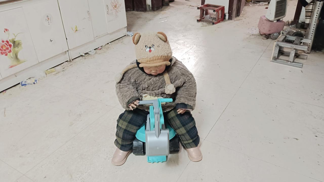 今天，我儿子让我带孙子，我刚带出去一会，就快崩溃了。小孙子到了我叔家，一个劲