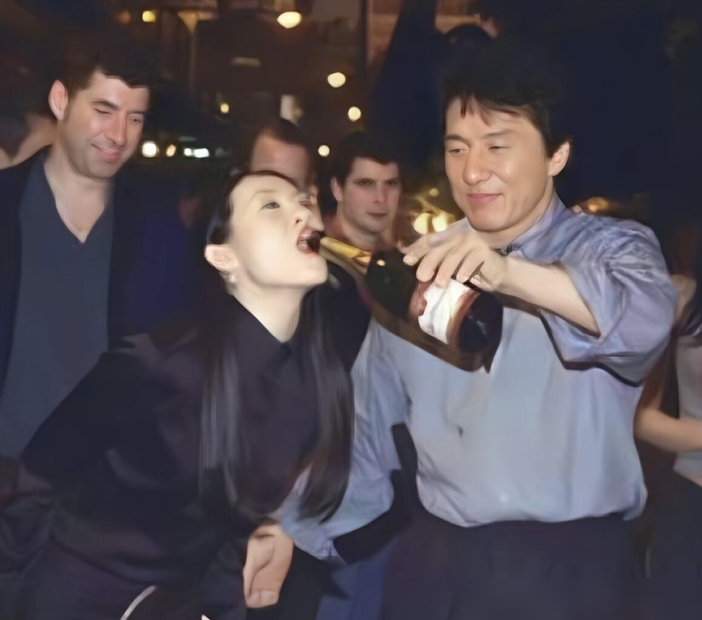 成龙47岁生日宴，章子怡坐大腿上喂葡萄，还用手接籽。满场闪光灯，她笑得灿烂。第二天港媒炸了。成龙解释