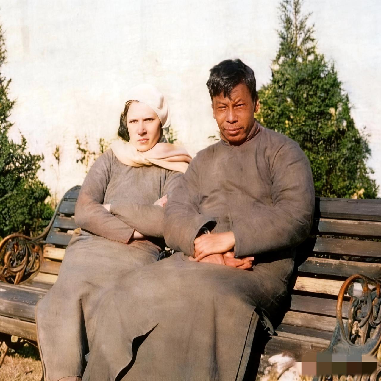 1939年，蒋经国回老家奔丧，处理完母亲毛福梅的丧事后，坐在椅子上和妻子蒋方良，