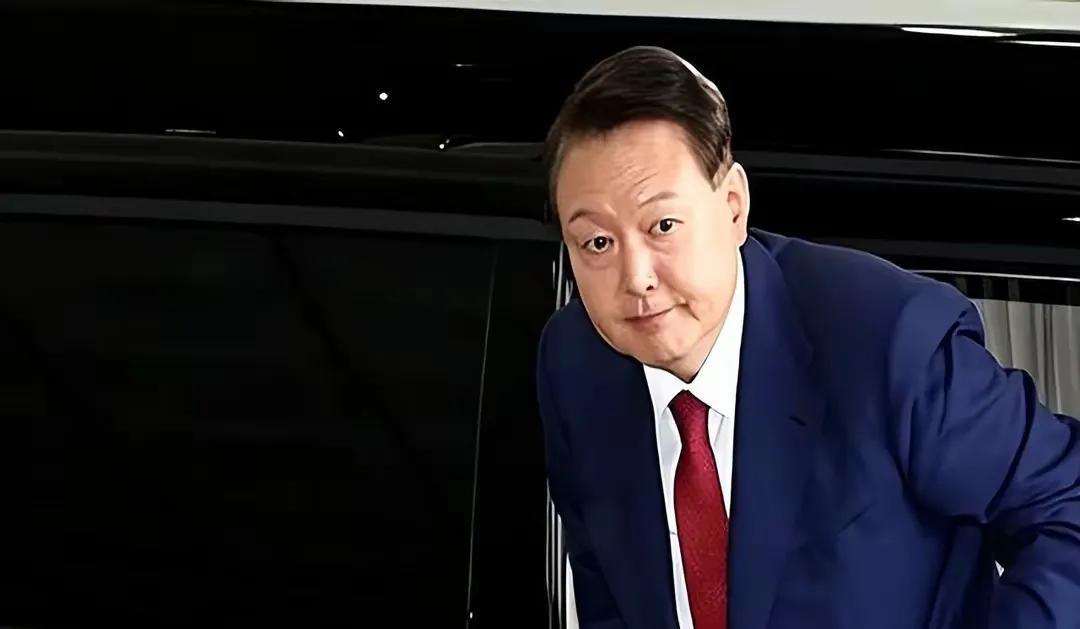 大量的记者围在检察厅的大门等待韩国总统尹锡悦的出来。这时候，他接受到检察院第2次