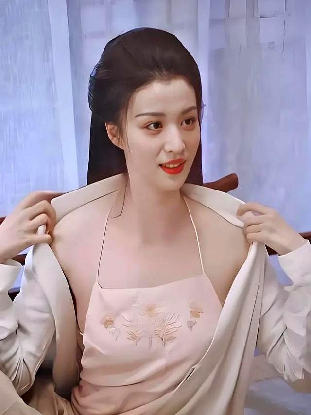 要说惊艳，王楚然的美貌简直像是从古本小说里直接走出来的绝世美人，仿佛画师耗尽笔墨