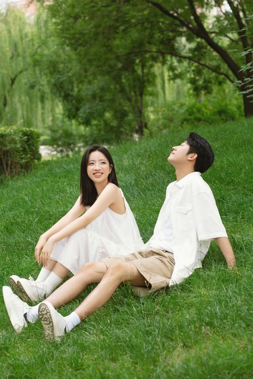 标题：重点高中学霸谈恋爱，越谈成绩越飙？这波操作看懵众人！你说这事儿怪不怪？