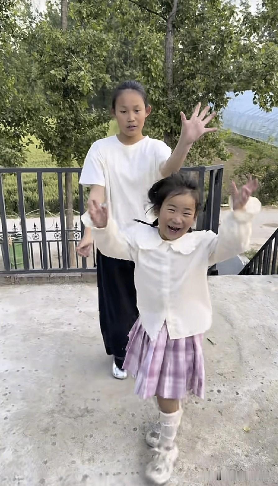 小故事！李佳的两个女儿，虽然跳舞很优美又很漂亮，大家没觉得这段舞蹈