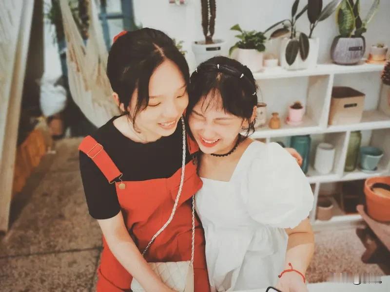 小丽在闺蜜的撺掇下离了婚，两人没有共同存款，小丽自己攒了几万块，男方半分都没要。