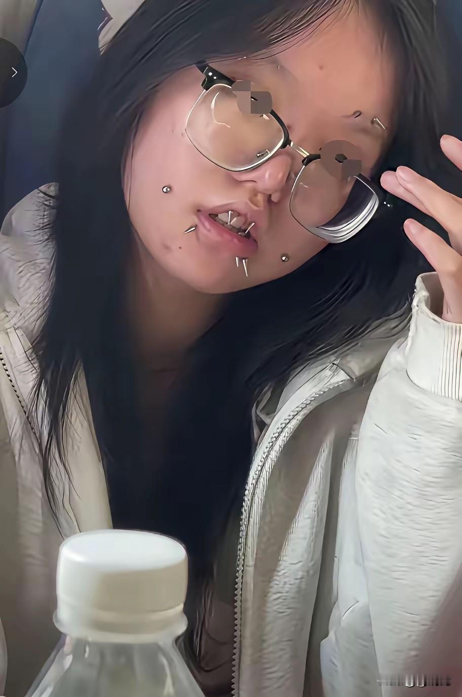这个真的好看？满脸钉子难道不会不舒服吗？家里人都不管管？好好的一个妹子，