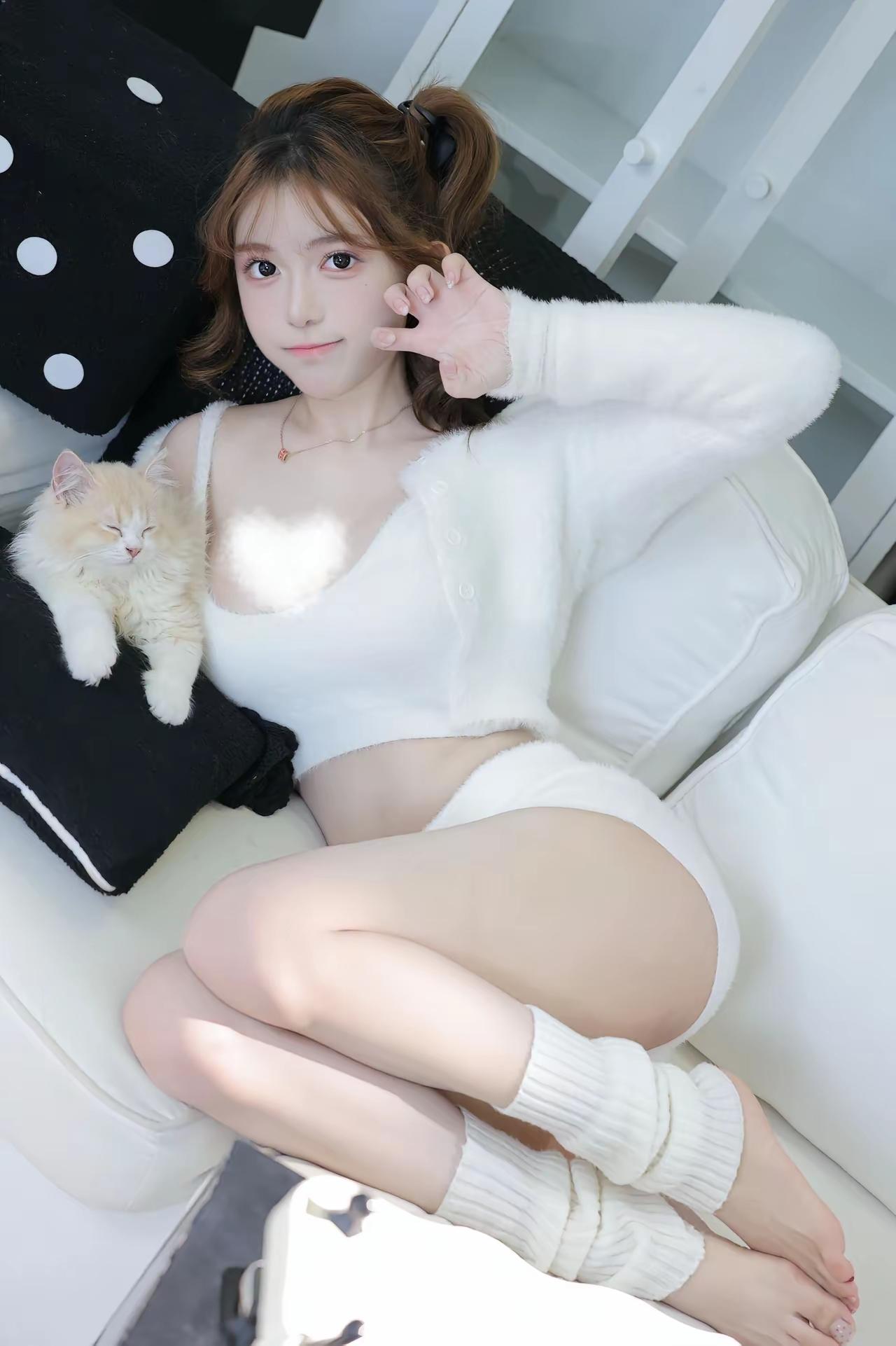 阳光明媚的午后，与猫咪一起享受慵懒时光🌞🐱40岁的女人如何穿出自己的品位黑