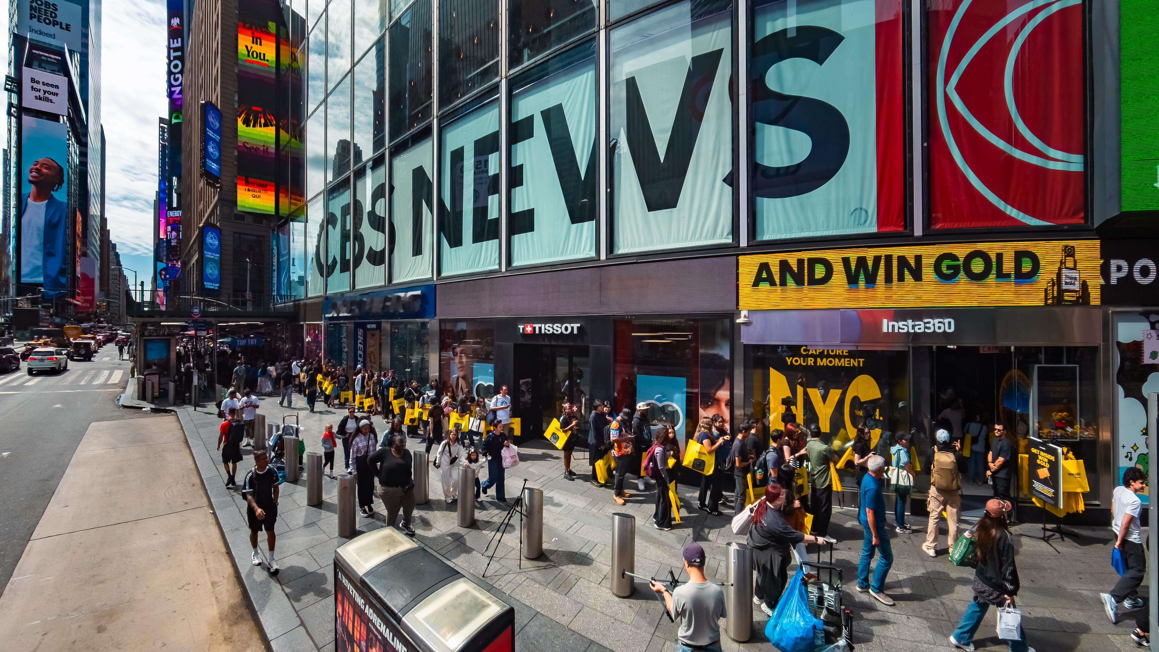 纽约时代广场上演名场面！中国品牌影石Insta360美国首店开业，现场千人排起长