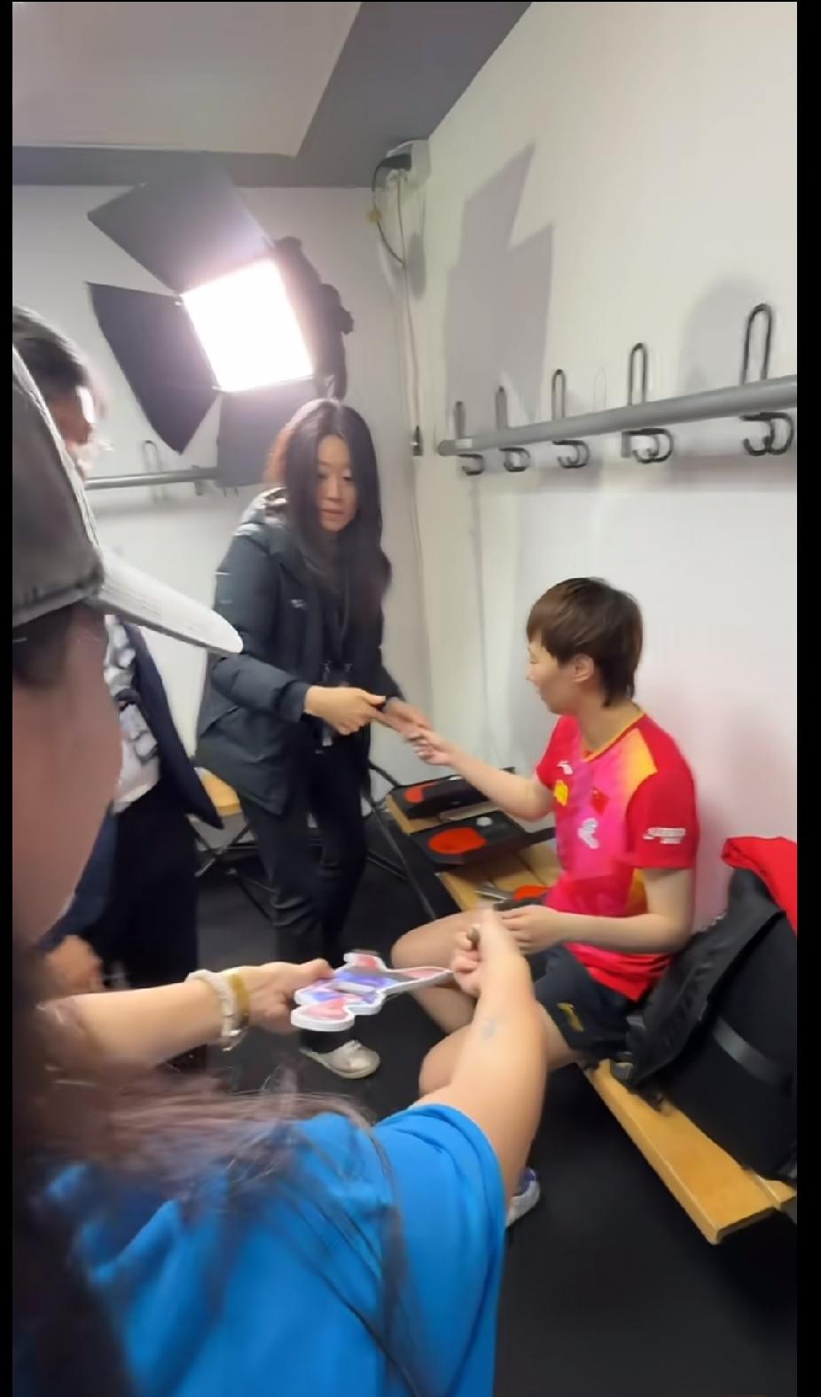 被王曼昱宠粉的细节戳中了！谁懂啊！刷到WTT法兰克福冠军赛后台的一幕，直接