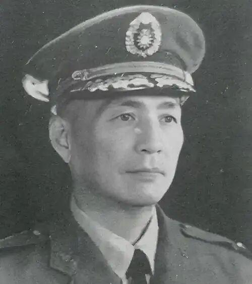 大家发现没有?看《沉默的荣耀》，蔡孝乾这个大叛徒一出场就带着“不对劲”的气场，