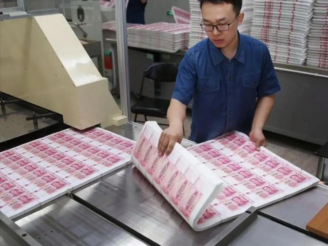 中国市场正在被世界严重低估。目前中国和美国的货币发行总量差不多，但现货黄金的价格