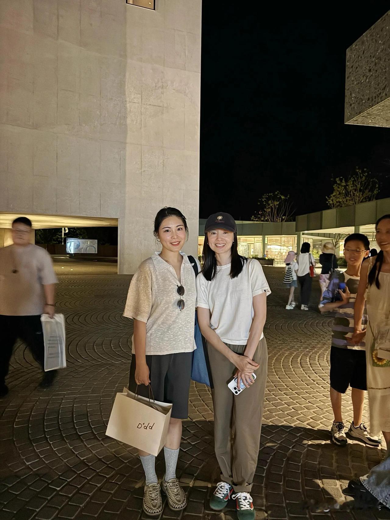 45岁董洁被偶遇，评论区：不如40岁的路人漂亮董洁在阿那亚开了新