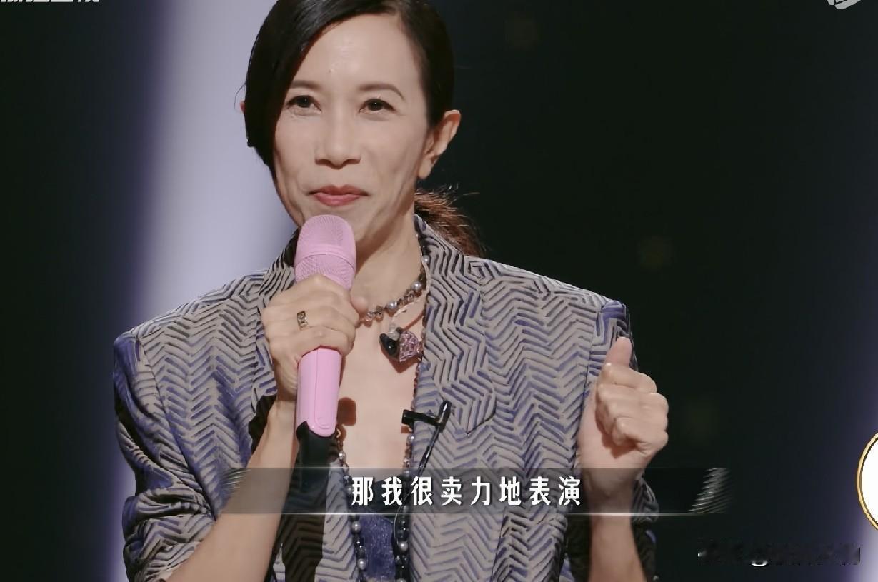莫文蔚在舞台上激动地说，当年周星驰一通电话，找她出演一个扮丑的角色，但她更想感谢