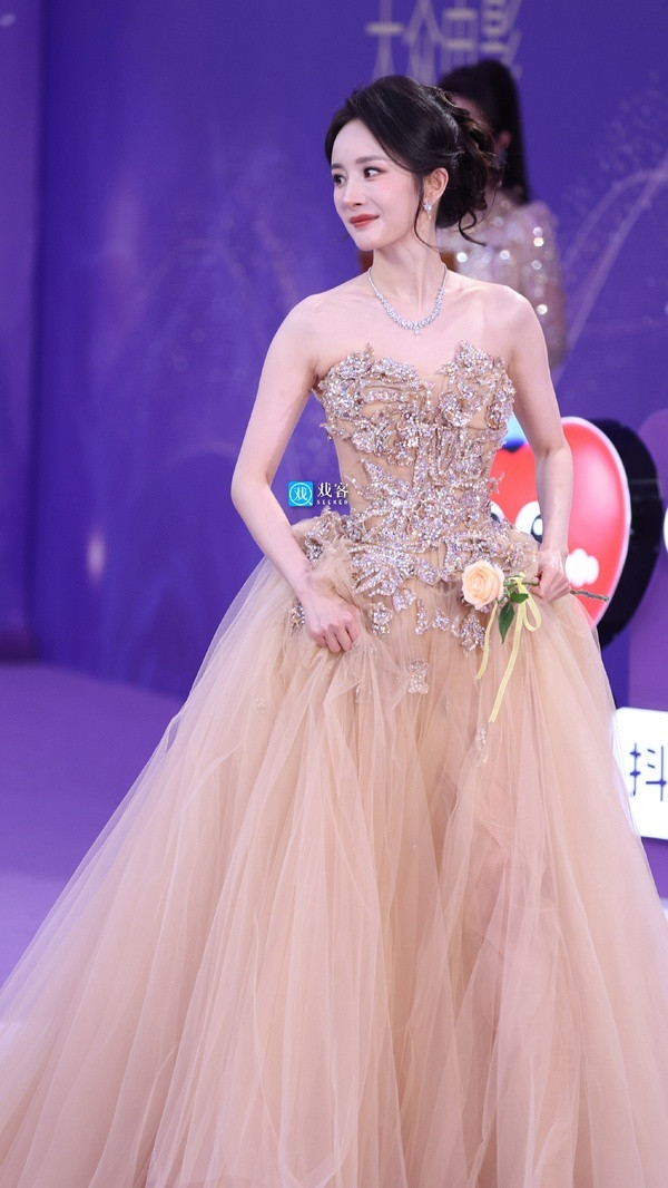 杨幂果然是祖海女王美裙一上身就状态无敌！！！生图状态也太顶了吧，这才是星光女！