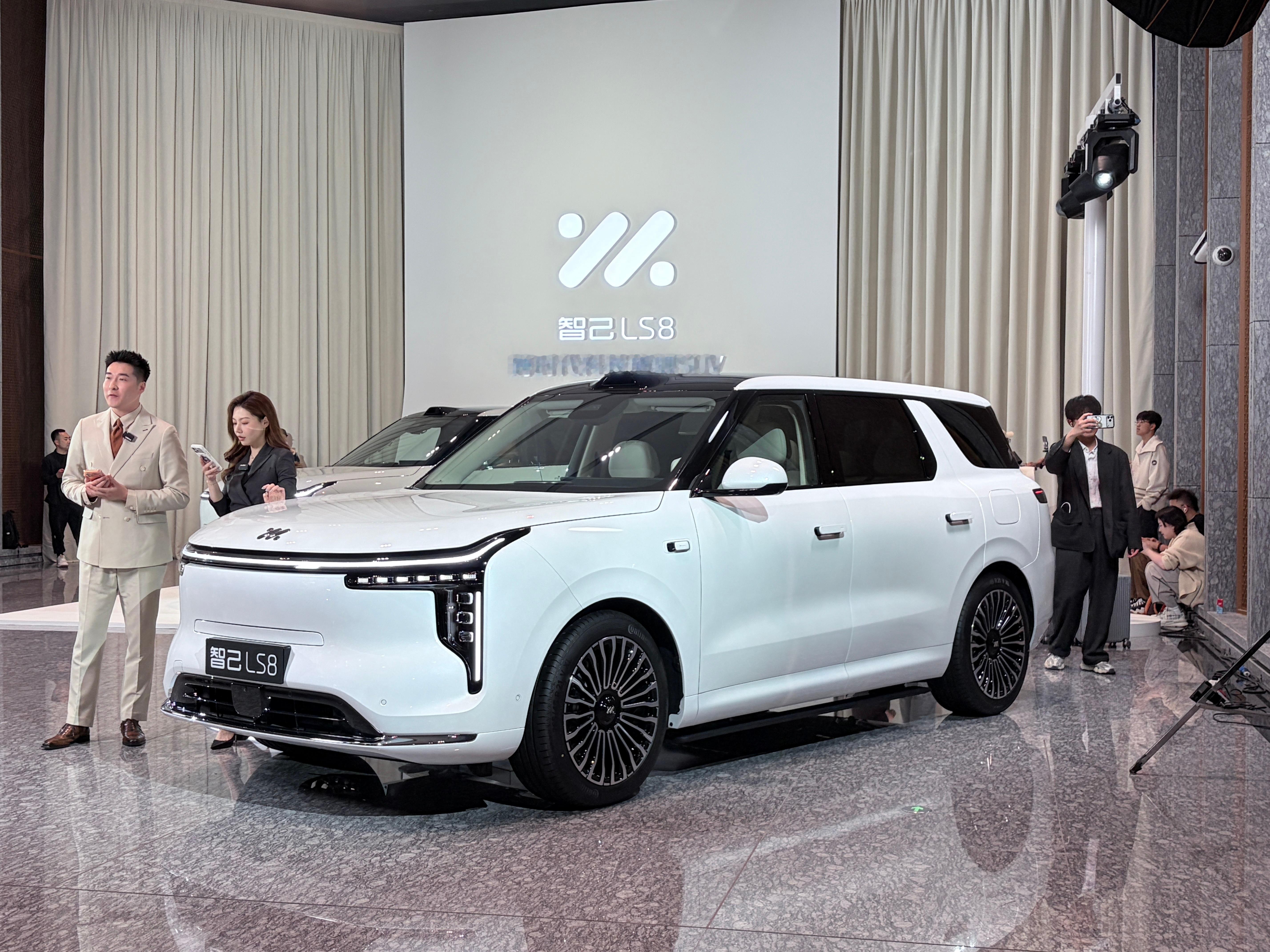 SUV能替代MPV吗SUV很难完全替代MPV，MPV凭借侧滑门、低地台和规整的